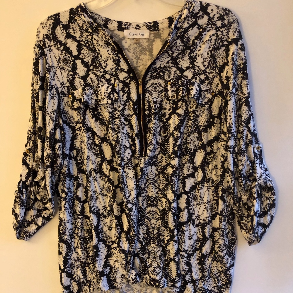 Black and white print top